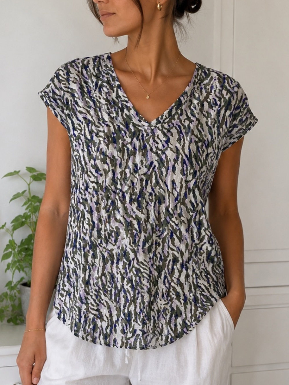 Lyssé Linen Blend Abstract Blue Olive V-Neck Tee M